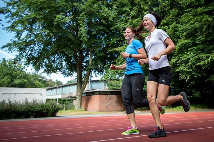 Lauftraining mit Unterstützung einer Personal Trainerin