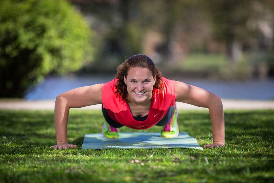 Personal Trainerin Jenny Seehusen in der Liegestützposition