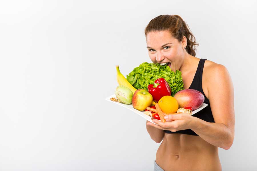 Ein Teller voller Gemüse und Obst, gesund essen und abnehmen